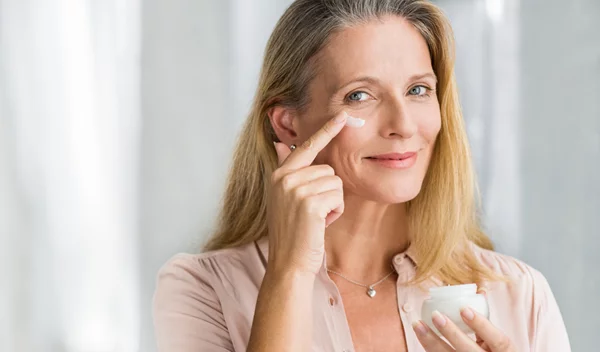 Οι καλύτερες αντιγηραντικές κρέμες προσώπου που συστήνει η beauty editor