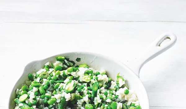 Ένα ριζότο με σπαράγγια για όσες αγαπούν τα vegetarian πιάτα