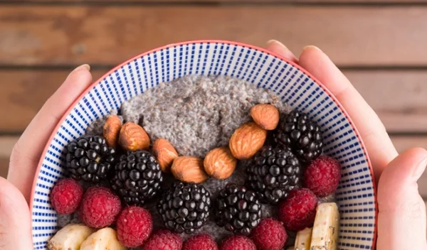 Smoothie και smoothie bowl: Ποιες είναι οι διαφορές τους και τι είναι καλύτερο;