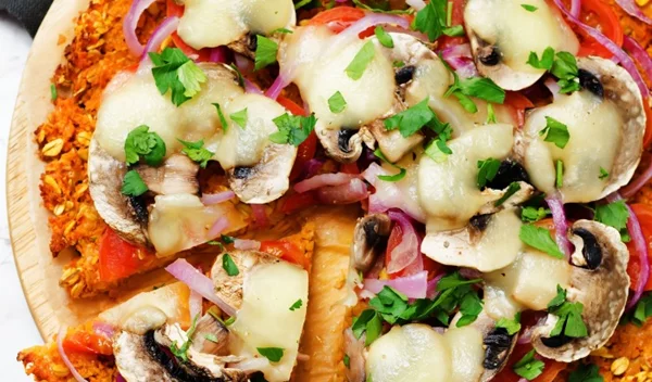 Ζύμη για πίτσα με βάση τη γλυκοπατάτα: Πώς φτιάχνουμε πίτσα από λαχανικά;