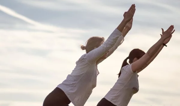 Γιόγκα για αρθρίτιδα: Οι θέσεις που προτείνει η yoga instructor