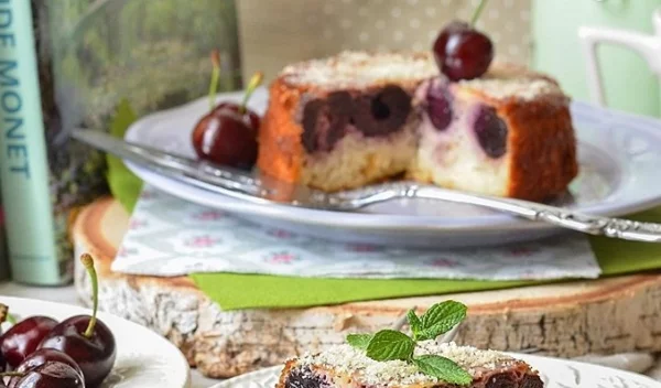 Συνταγή με κεράσια: Κέικ με κεράσια χωρίς γλουτένη, ζάχαρη και βούτυρο