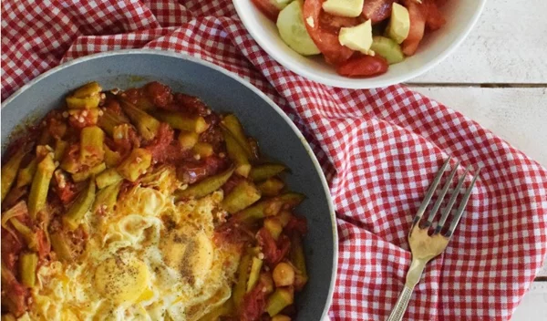 Μπάμιες με αυγά μάτια: Καλοκαιρινό και υγιεινό γεύμα για το μεσημέρι