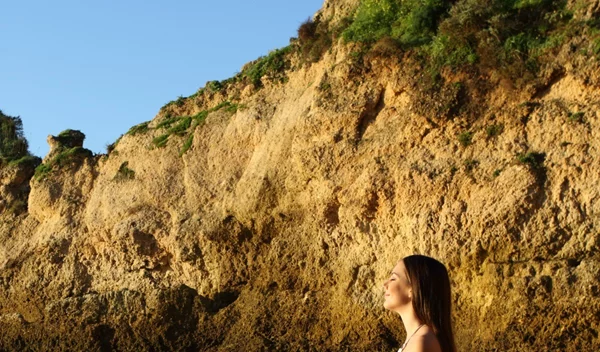 Πού και πώς μπορούμε να κάνουμε yoga εκτός studio και τι οφέλη προσφέρει;