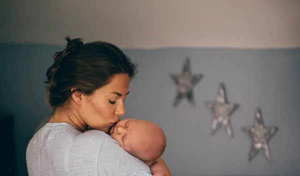 Γιατί ο/η παιδίατρος μού λέει να βάλω το μωρό ανάσκελα για ύπνο;