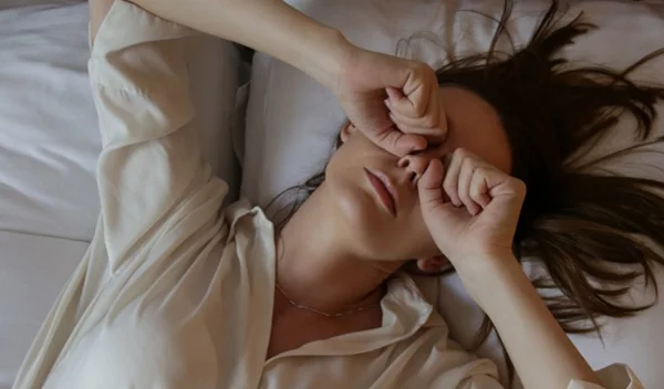 Γιατί σε τρώνε τα μάτια σου το βράδυ;