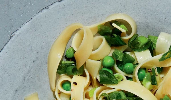 Συνταγή για ζυμαρικά με αρακά, εστραγκόν και βασιλικό