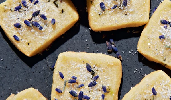 Μπισκότα βουτύρου αρωματισμένα με θυμάρι και ελαιόλαδο και άνθη λεβάντας