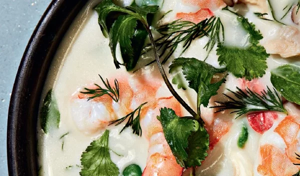 Σούπα με γάλα καρύδας, γαρίδες και γλυκομπίζελα με κόλιαντρο, βασιλικό και άνηθο