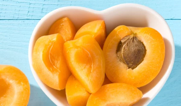 Είναι το κουκούτσι του βερίκοκου το νέο health trend; Και έχει όντως αντικαρκινική δράση;