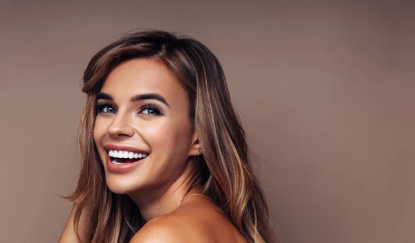 6 μυστικά για τέλεια μαλλιά (και ανέξοδη βαφή)