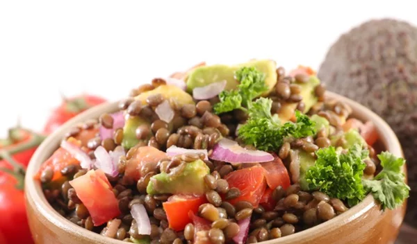 Πώς θα φάει το παιδί φακές το καλοκαίρι; Δοκίμασε αυτή τη σαλάτα!