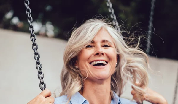 «Όλες οι αλήθειες που ανακάλυψα όταν αποφάσισα να αφήσω τα μαλλιά μου να γκριζάρουν»