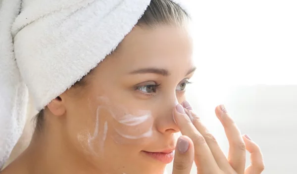 4 expert tips για να βάζεις σωστά την ενυδατική κρέμα προσώπου