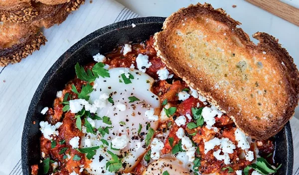 Αυγά σε σάλτσα ντομάτας με φέτα: Η πιο καλοκαιρινή συνταγή για το μεσημεριανό σου