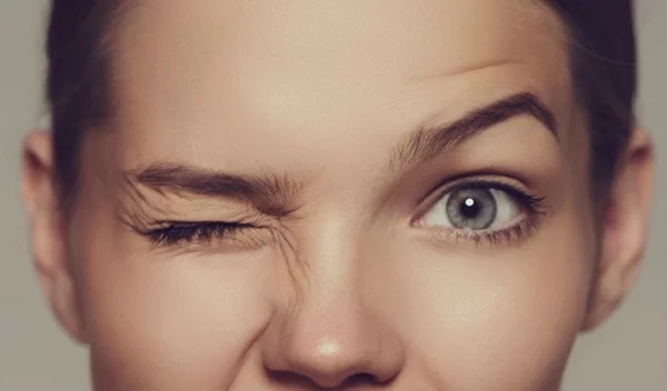 Οίδημα στα μάτια, ρυτίδες, μαύροι κύκλοι: Έτσι θα τα αντιμετωπίσεις