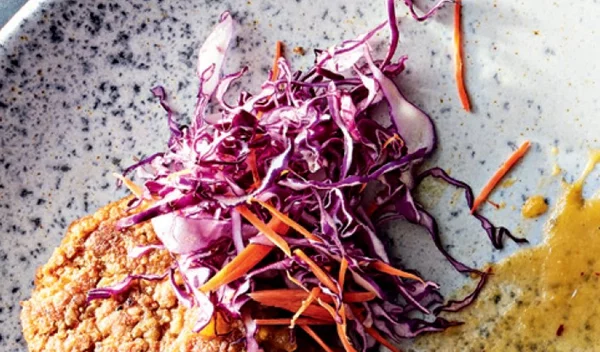 Πικάντικα μπιφτέκια ρεβιθιού με σάλτσα και λάχανο