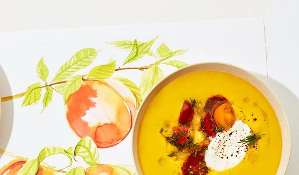 Κρύα σούπα με ντομάτα και αρωματικό ροδάκινο