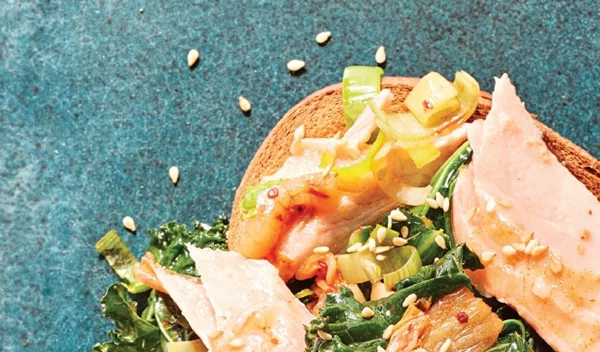 Λεμονάτος σολομός με κίμτσι και σοταρισμένα λαχανικά