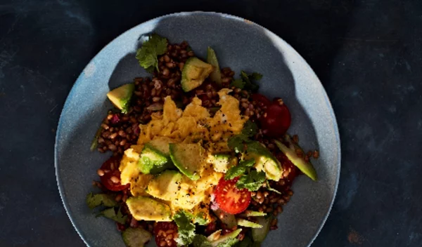Συνταγή για αυγά scrambled με αβοκάντο και chia σε σιτάρι με ντομάτες