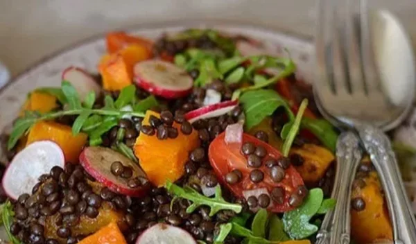 Σαλάτα με κολοκύθα και φακές: Η τέλεια φθινοπωρινή συνταγή για ένα light γεύμα