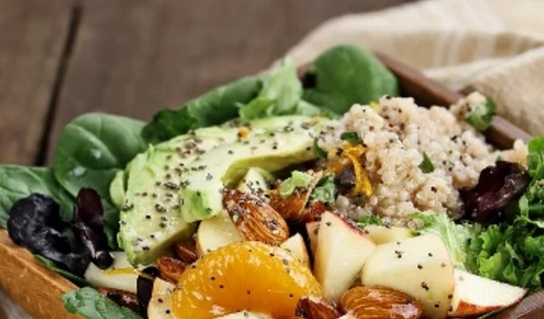 Vegan σαλάτα με κινόα και φρούτα ιδανική για αποτοξίνωση