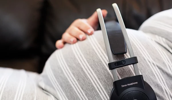 Τι ακούει το μωρό στην κοιλιά σου;