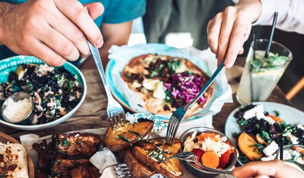 Τι να τρώω όταν βγαίνω έξω ή παίρνω delivery; Ρωτήσαμε 10 διαιτολόγους τι προτιμούν