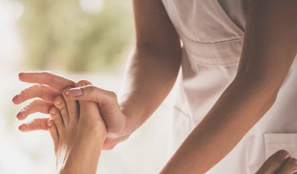 Ρεφλεξολογία: Μια ολιστική προσέγγιση στην ανακούφιση από συμπτώματα