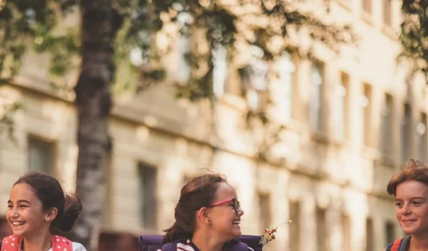 Ανοίγουν ξανά τα Δημοτικά και τα νηπιαγωγεία: Πώς θα βοηθήσουμε τα παιδιά να προσαρμοστούν;