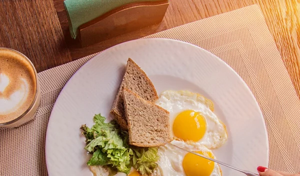 Πώς θα τρώω υγιεινά ενώ λείπω πολλές ώρες από το σπίτι;