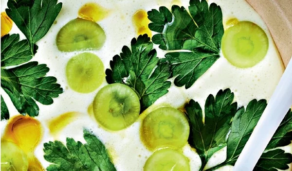 Συνταγή για γκασπάτσο με γάλα αμυγδάλου και σταφύλι