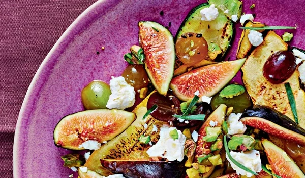 Σαλάτα με ψητά κολοκυθάκια και ντρέσινγκ σύκο και σταφύλι