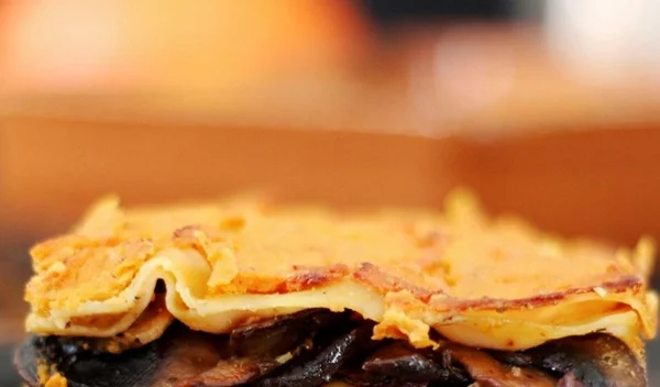 Vegan λαζάνια με κρέμα κολοκύθας και μανιτάρια 