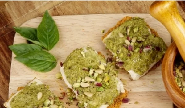 Συνταγή για ωμοφαγική τάρτα με σπιτική σάλτσα πέστο