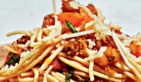 Σπαγγέτι από ρεβίθια με πικάντικη σάλτσα ντομάτας