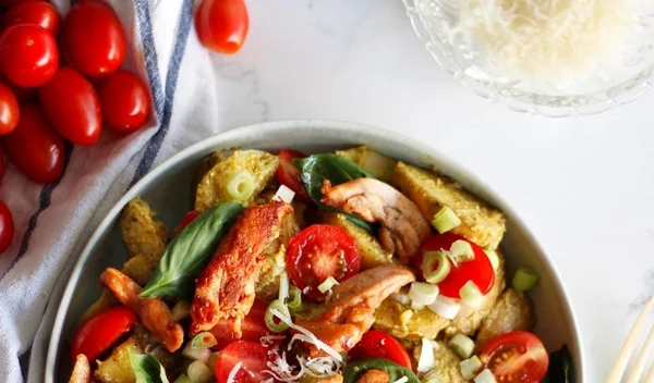 Συνταγή για πατατοσαλάτα με πέστο και κοτόπουλο