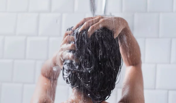 Δέρμα στο τριχωτό του κεφαλιού: 4 βήματα για τη σωστή φροντίδα του