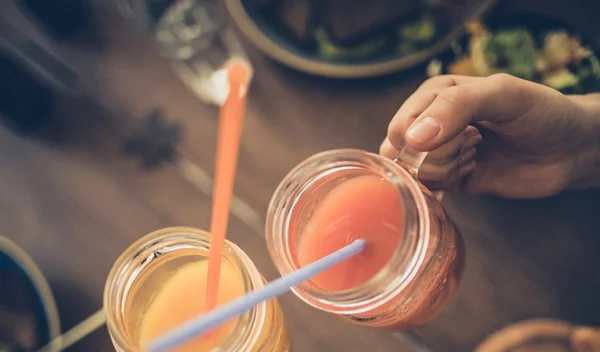 3 δροσιστικές συνταγές για υγιεινά μοκτέιλς για το καλοκαίρι