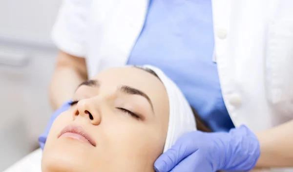 Είναι ασφαλής η μεσοθεραπεία προσώπου; Και πότε δεν συστήνεται;