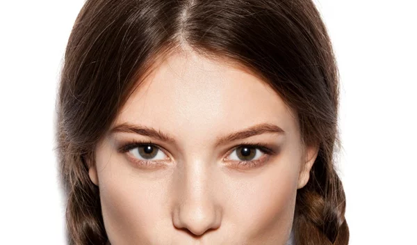 Είσαι μελαχρινή; Βρήκαμε τα 5 χρώματα που θα απογειώσουν τα looks σου