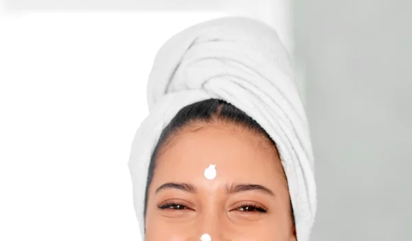 8 σπιτικές θεραπείες για την ακμή (λεμόνι, σκόρδο, κανέλα και άλλες τροφές για να διώξεις φυσικά τα σπυράκια!)