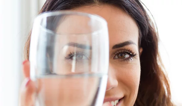 «Πιες νερό» - αλλά ποιο νερό; Και πού «κολλάει» ο Λευτέρης Λαζάρου και το ΘΕΟΝΗ;