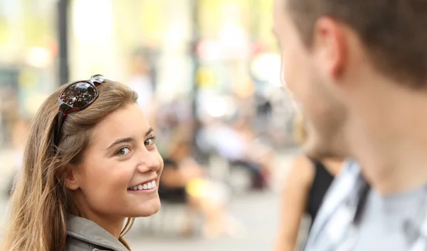 Υπάρχει έρωτας με την πρώτη ματιά; Ποιοι είναι οι μύθοι και ποιες οι αλήθειες;