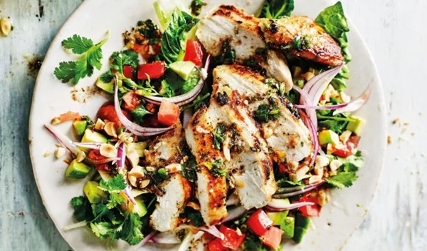 Πικάντικη σαλάτα με κοτόπουλο: Θα τη δοκιμάσουμε απόψε