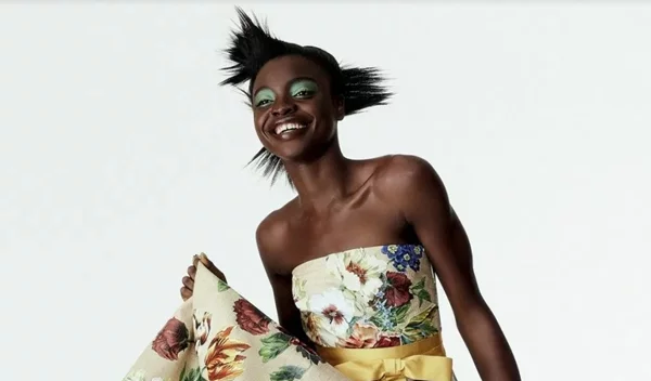 Electric night: 6 λουκ που λάμπουν στα φώτα της νύχτας