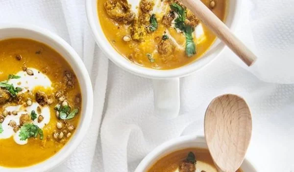 Μια σούπα από ψητά καρότα και ταχίνι που μυρίζει φθινόπωρο