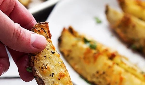 Ψητές πατάτες με σκόρδο και παρμεζάνα που θα σε ξετρελάνουν