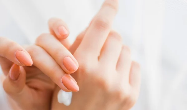 Περιποίηση χεριών: Έτσι θα έχουμε νεανικά και απαλά άκρα