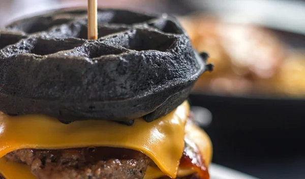 Μαύρα τρόφιμα με ενεργό άνθρακα: Τα «υπέρ» και τα «κατά» της νέας μόδας στη διατροφή